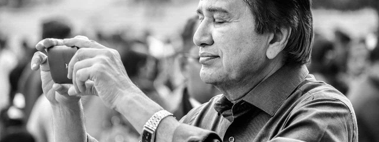 senior man with camera 1024x682 1280x480